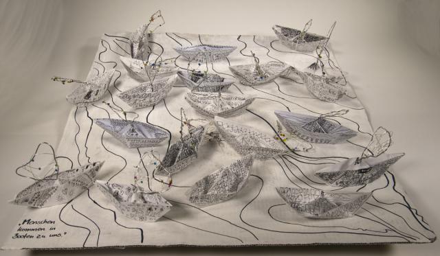 Menschen kommen mit Booten zu uns