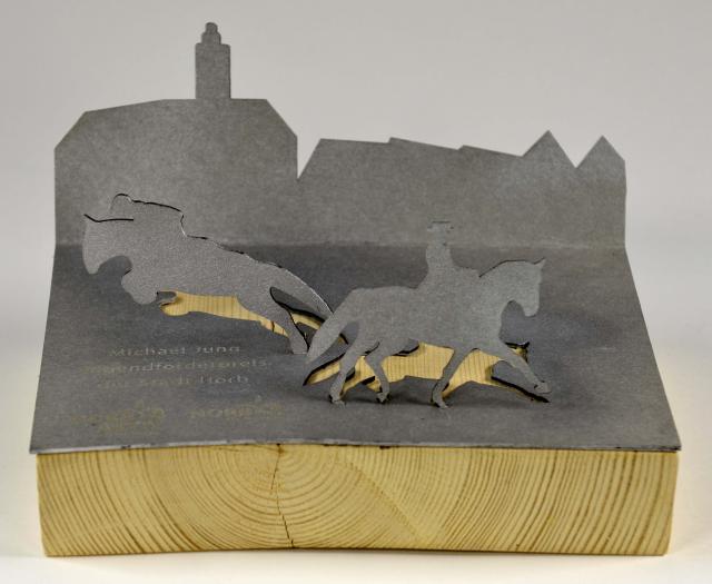 Pokal für Olympiasieger Michael Jung