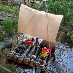 Fluss – Pirat mit Floß