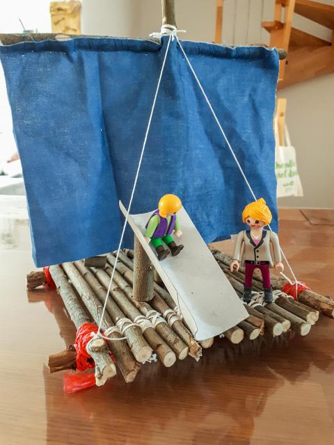 Fluss – Pirat mit Floß